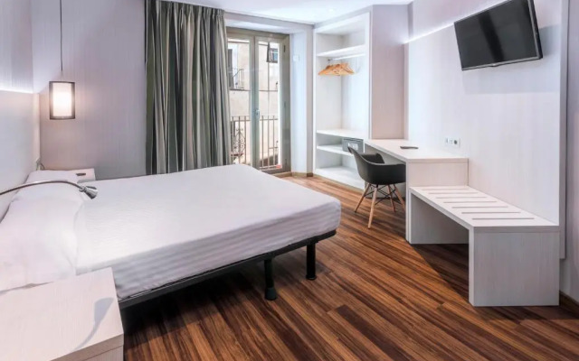 Opera Ramblas Hostal