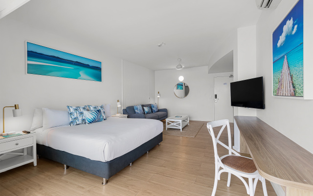 Coral Sea Resort – Guest Rooms – Airlie Beach