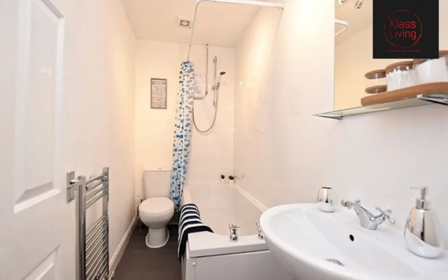 One Bedroom Apartment by Klass Living Serviced Accommodation Coatbridge - Whifflet Park Apartment With Wifi  and Parking