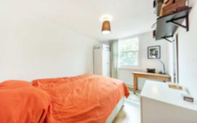 Bright 2 Bedroom Apartment