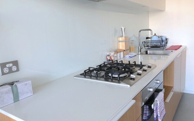 Modern Docklands Apartment in CBD