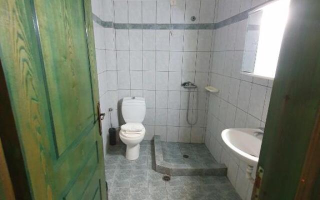 Pavlos Maria Studios Double blue room w 2 beds