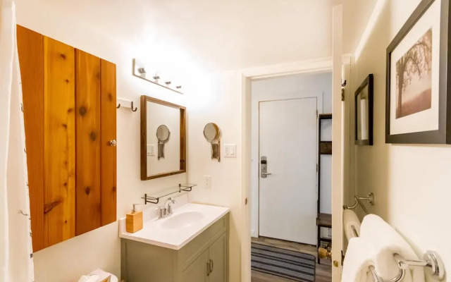 Cute and Cozy, Walk to Gondola Ski in Out