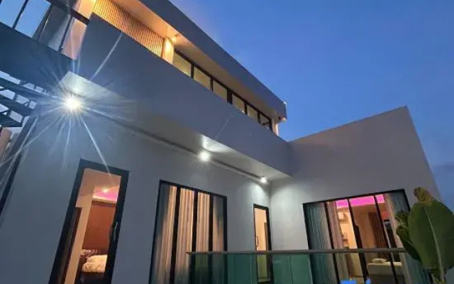 Luxury 4BR Private Pool Villa + Sunset Rooftop