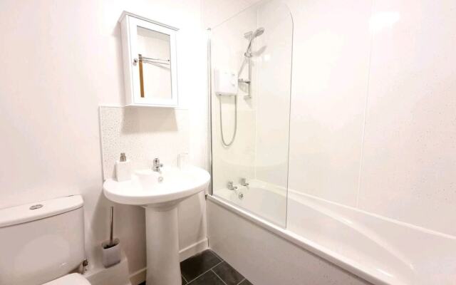 Lovely 2 bed with free parking