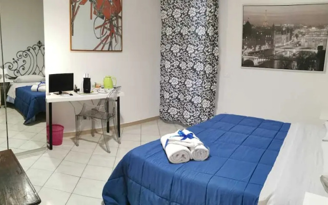 Double Room - Shared Bathroom 4 Min From the Center