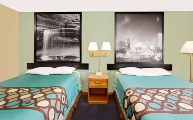 Super 8 by Wyndham Macomb