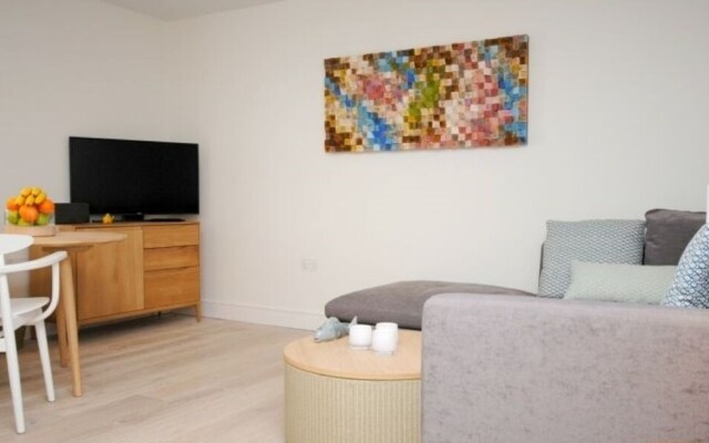 6 The Salterns, Chichester 402450
