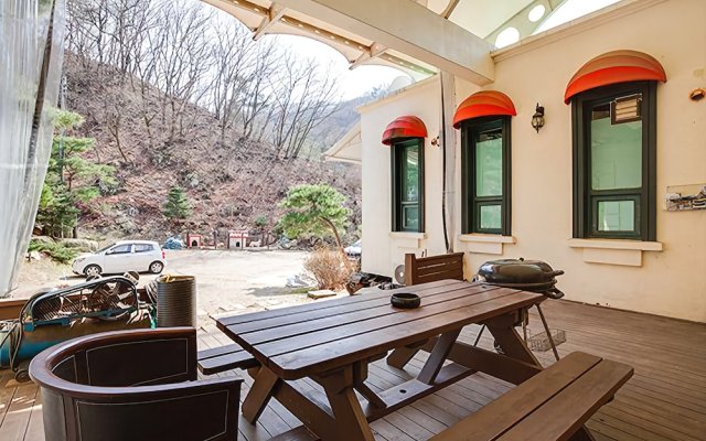 Yangpyeong Over the Mountain Pension