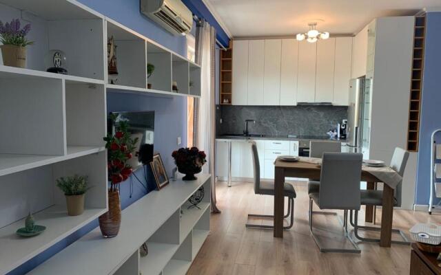 Modern cozy apt w/in 10 min walk from main square