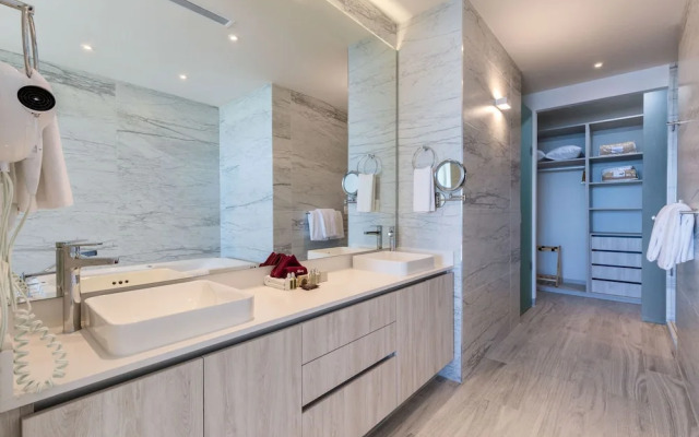 Oceanfront Vibes Iconic Beachside Getaway