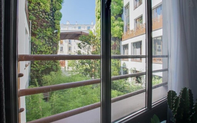 Modern Industrial 80m2 Apartment Near Bastille