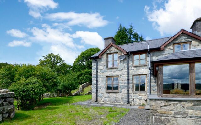 Spacious Holiday Home in Ganllwyd Near River