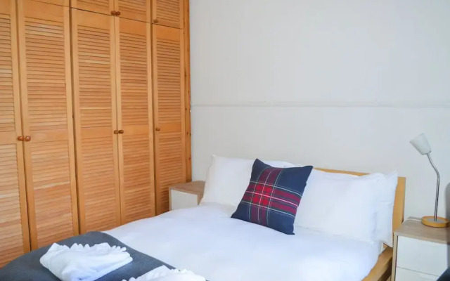 Spacious 3 Bedroom Flat in Marchmont