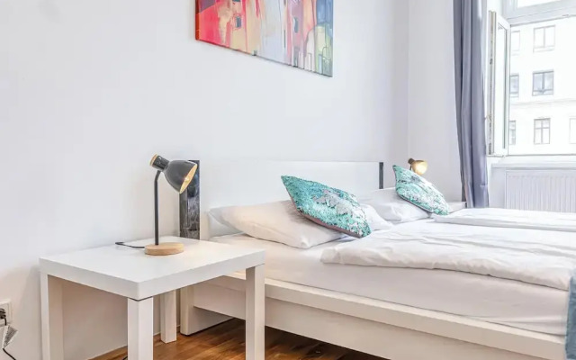 Comfy 2BR Flat Belvedere Vicinity