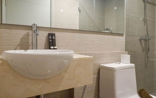 Luxurious Studio Apartment At La Riz Supermall Mansion