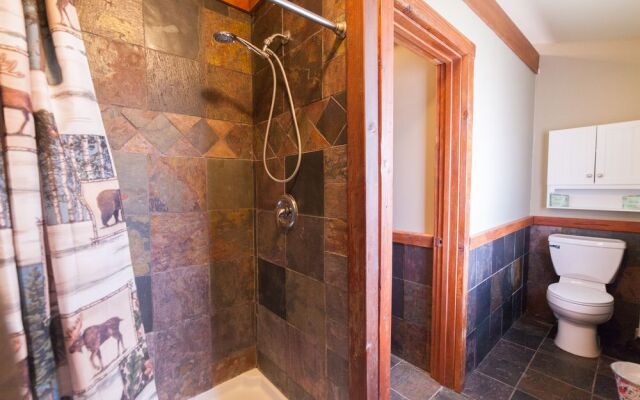 North Yellowstone Lodge and Hostel