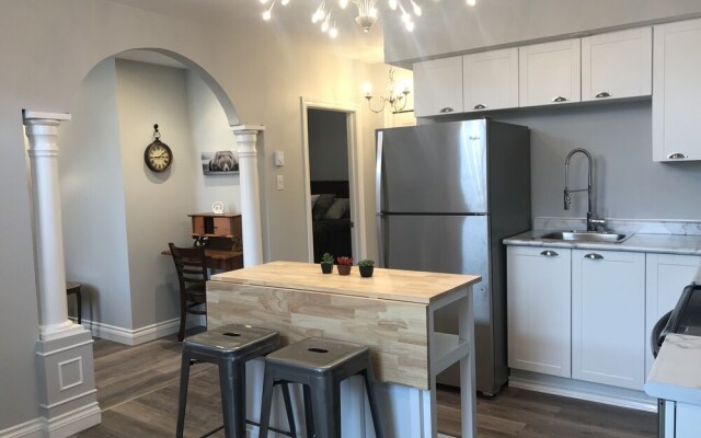 Esther's Place-Carleton Place Downtn Apartment