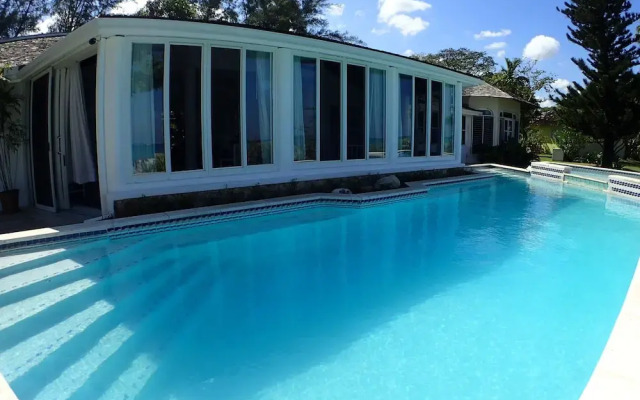 Siesta - Runaway Bay 5BR