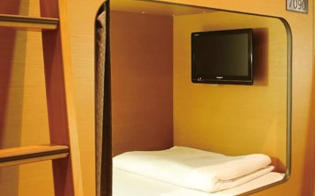 Nikoh Capsule Hotel Refre - Hostel - Caters to Men