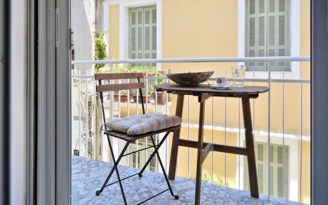 Plaka Elegant Apartment