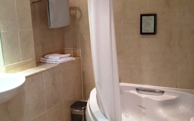 The Royal Chace Hotel