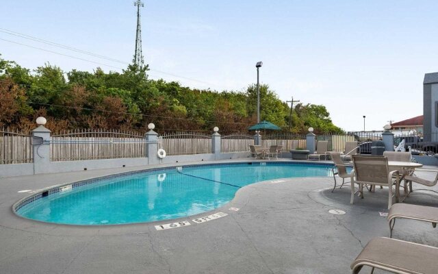 Quality Inn Clute Freeport