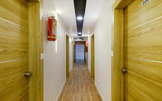 OYO 70998 Hotel Safari Inn