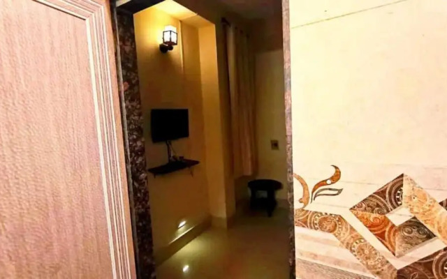 Sada Shiv Guest House near Ganga river