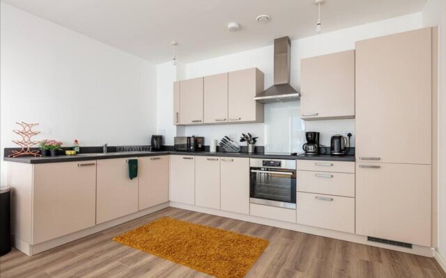 Impeccable 2-bed Apartment in Wembley