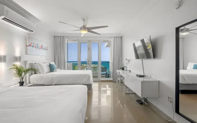 Cozy Oceanfront Getaway Balcony Sea View