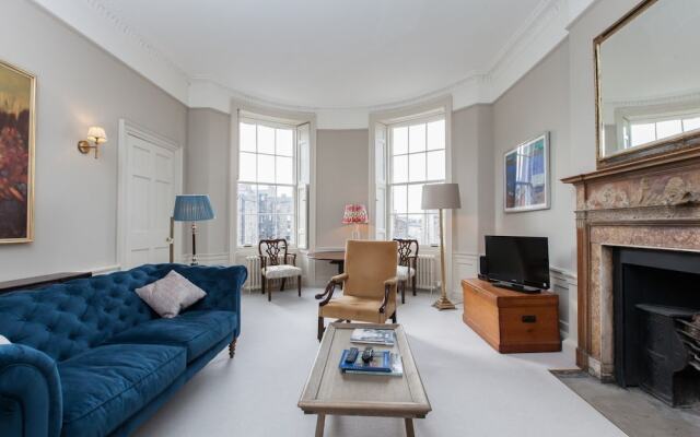 Central, Spacious 3BR Edinburgh Flat For 6