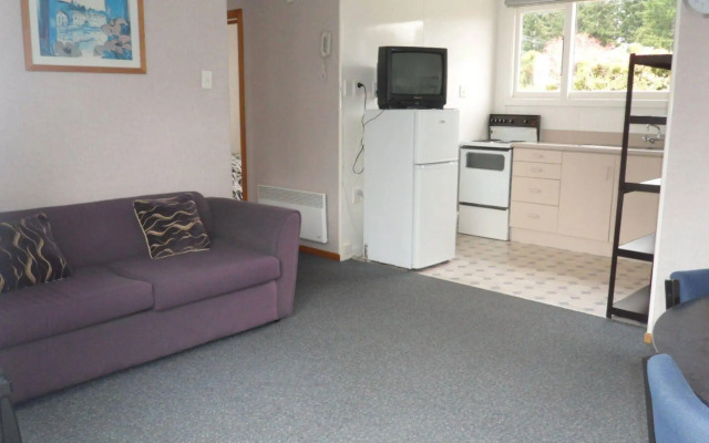 Red Tussock Motel