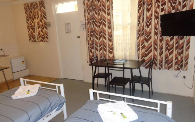 Adelaide Motel  Backpackers – Guest Rooms – Adelaide
