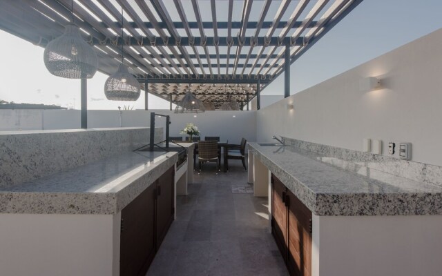 Luxury Penthouse with Hot Tub & Rooftop