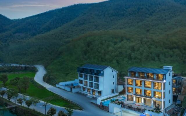 Chuan Summer Riverside Hiking & Rafting · Creamy Designer Poolside Lodge
