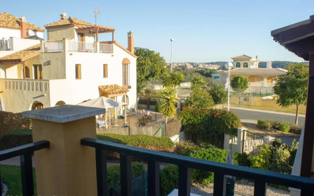 (War002) Town House with Garden And Pool Access