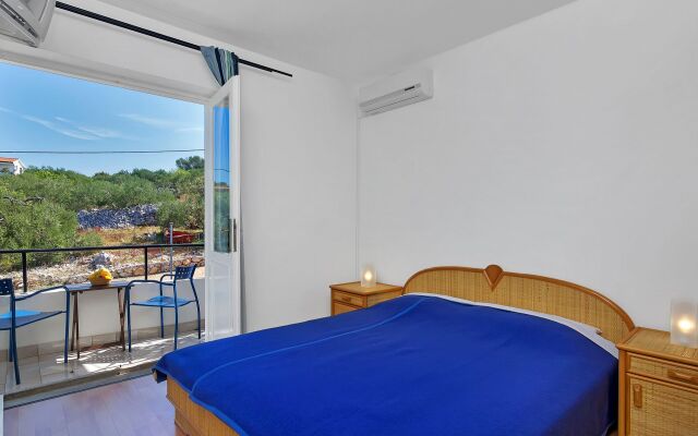 Room Ana - 5 m from beach: R11-24 Cove Pokrivenik, Island Hvar
