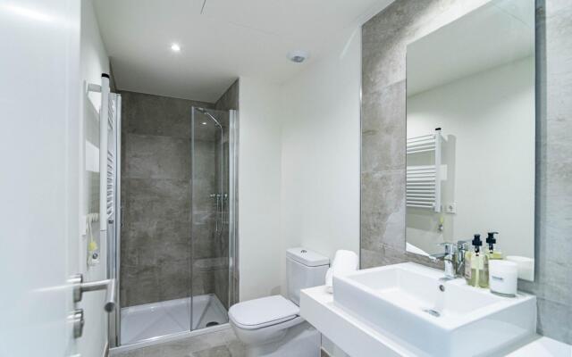 INF42M- Modern city apartment, families only