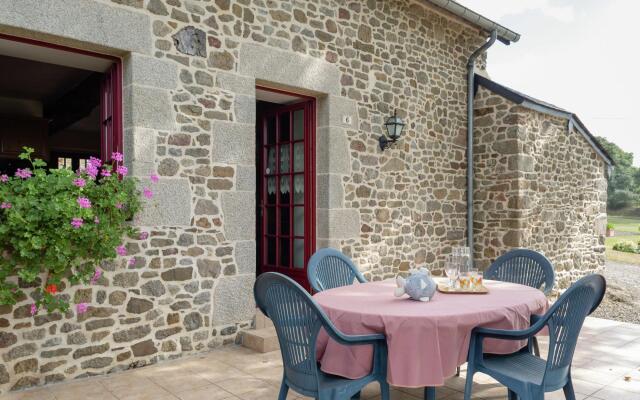 Charming Holiday Home in Bonnemain overlooking a Pond