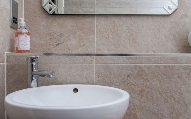 Central, Spacious 3BR Edinburgh Flat For 6