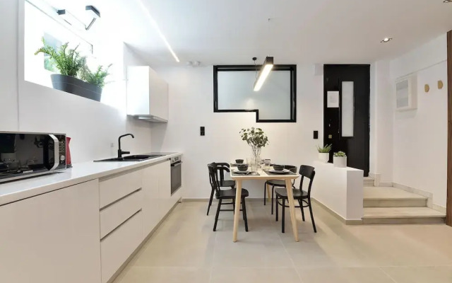 Phaedrus Living: City Center Luxury Flat Skoufa