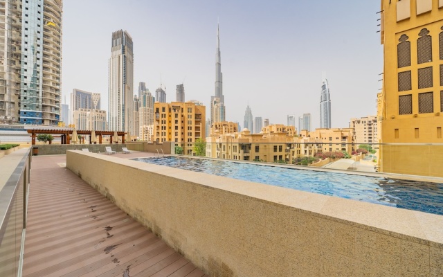 Art-inspired apartment amidst Downtown Dubai