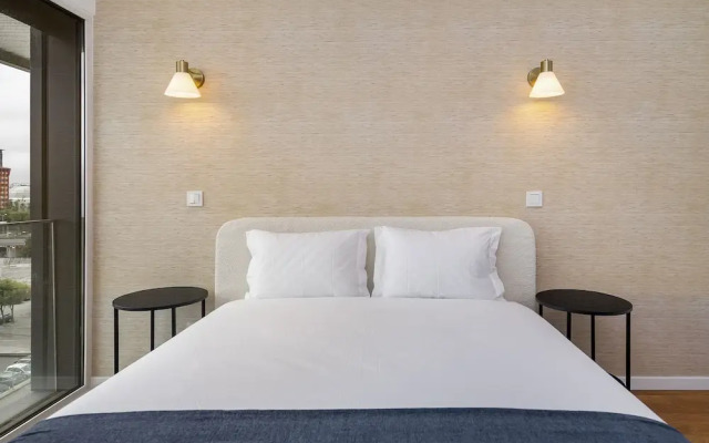 Urban Retreat W/Parking, Elevator & Ac By Benfica Stadium