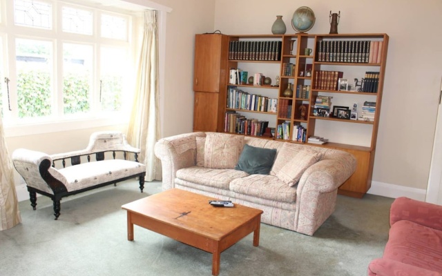 Cosy 3 Bedroom Bungalow by Cornwall Park – Guest Rooms – Auckland