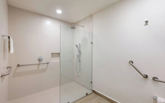 Courtyard By Marriott Cancun Airport