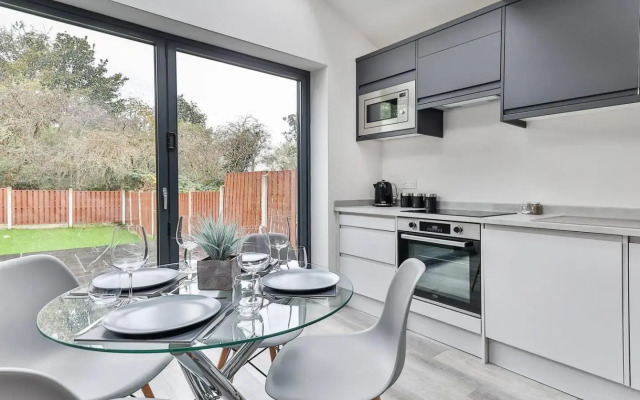 Large, Modern Apartment with En-suites, Wifi, Parking