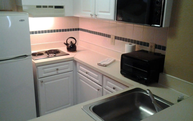 Kitchenette Condos Universal by Amerom