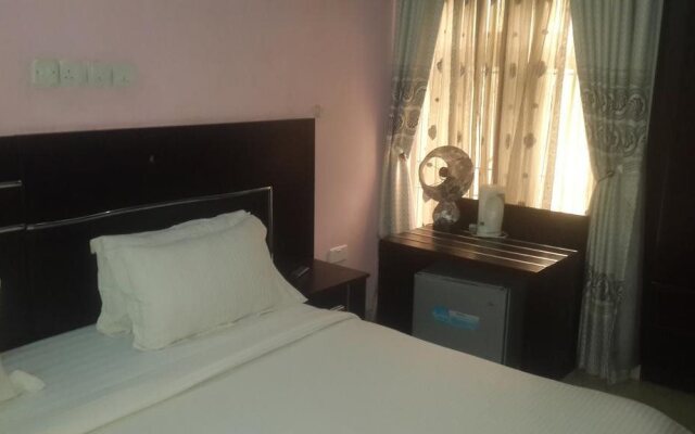 Pine Crest Exclusive Hotel & suite