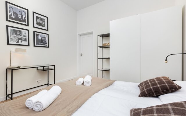 Apartment With Parking by Renters